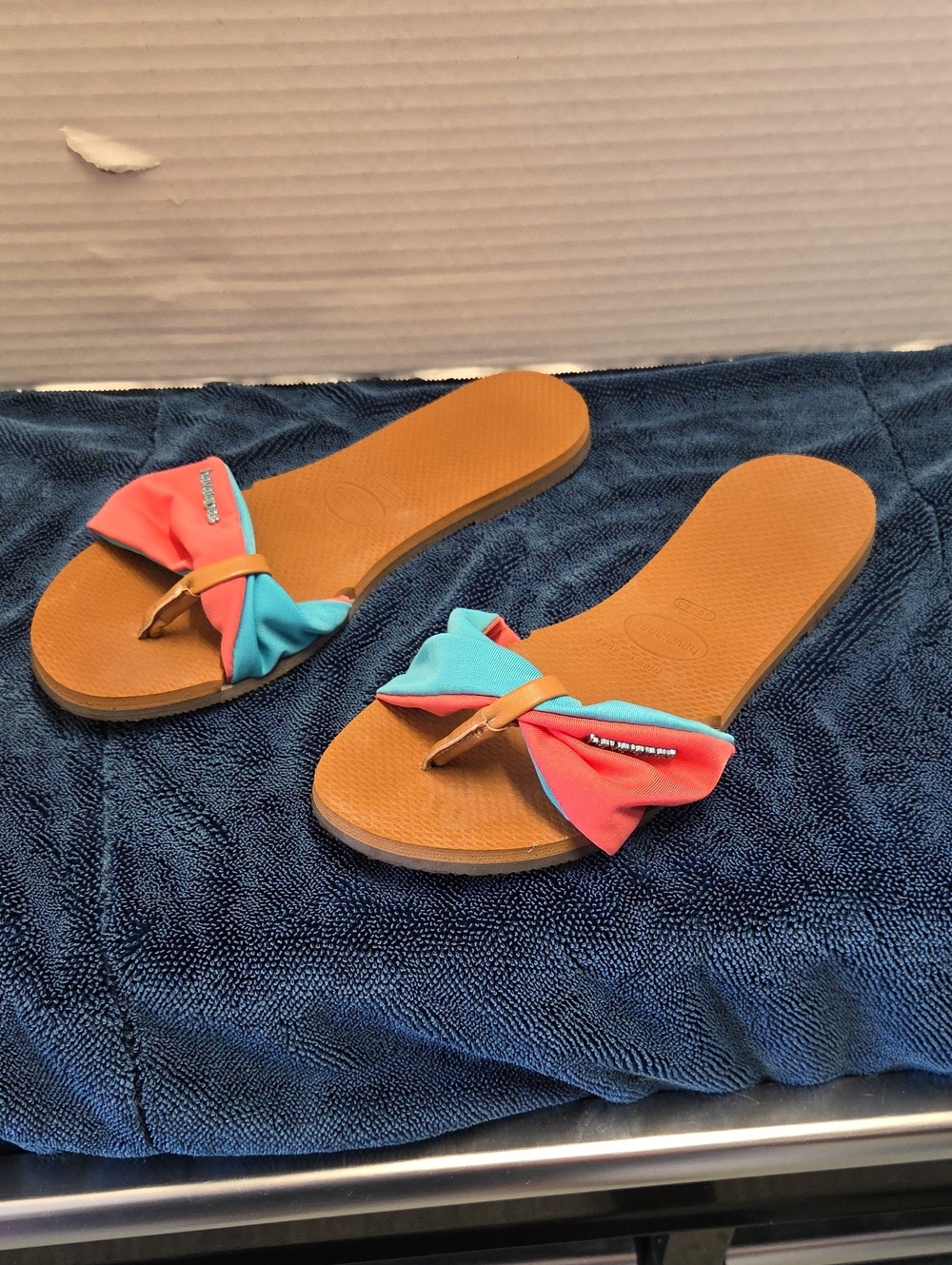 Havaianas Women’s Bow Thong Sandals in Coral, Aqua & Tan